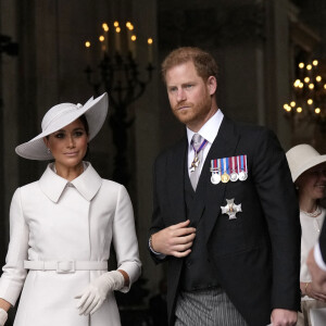 Le prince Harry, duc de Sussex, et Meghan Markle, duchesse de Sussex - Les membres de la famille royale et les invités lors de la messe célébrée à la cathédrale Saint-Paul de Londres, dans le cadre du jubilé de platine (70 ans de règne) de la reine Elisabeth II d'Angleterre. Londres, le 3 juin 2022. 