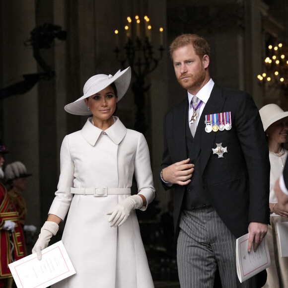 Le prince Harry, duc de Sussex, et Meghan Markle, duchesse de Sussex - Les membres de la famille royale et les invités lors de la messe célébrée à la cathédrale Saint-Paul de Londres, dans le cadre du jubilé de platine (70 ans de règne) de la reine Elisabeth II d'Angleterre. Londres, le 3 juin 2022. 