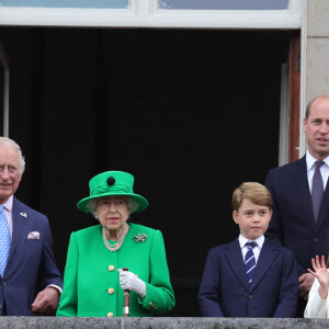 Camilla Parker Bowles, duchesse de Cornouailles, Le prince Charles, prince de Galles, La reine Elisabeth II d'Angleterre, le prince William, duc de Cambridge, Catherine Kate Middleton, duchesse de Cambridge et leurs enfants le prince George, la princesse Charlotte et le prince Louis - La famille royale regarde la grande parade qui clôture les festivités du jubilé de platine de la reine à Londres le 5 juin 2022. 