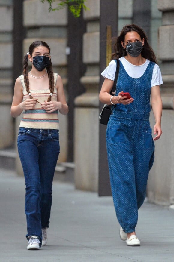 Katie Holmes et sa fille Suri Cruise se baladent dans la rue à New York le 22 mai 2021. 