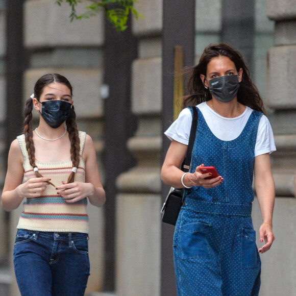Katie Holmes et sa fille Suri Cruise se baladent dans la rue à New York le 22 mai 2021. 