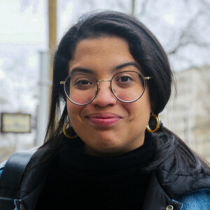 Exclusif - Melha Bedia, la soeur de Ramzy, arrive aux studios de la radio RTL à Paris le 12 mars 2020. © Panoramic / Bestimage 