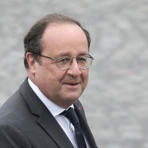 L'ancien président, Francois Hollande - Le président français Emmanuel Macron durant la cérémonie de commémoration de la 77ème de la Victoire du 8 mai 1945, à l'Arc de Triomphe, Paris, France, le 8 mai 2022.© Stéphane Lemouton/Bestimage 