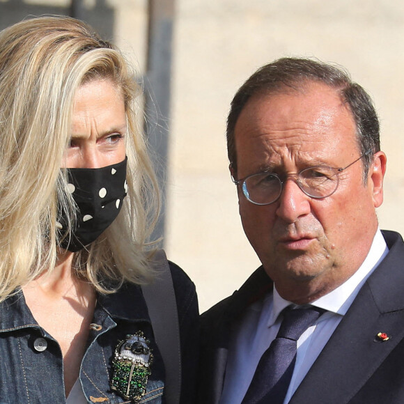 Julie Gayet et son compagnon François Hollande - Sorties des obsèques de Florence Rogers-Pinault en l'Église Saint-Sulpice à Paris, le 8 septembre 2021.