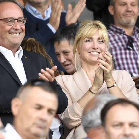 François Hollande et sa compagne Julie Gayet assistent au match de rugby du Top 14 opposant Brive (CAB) à Clermont (ASM) au stade Amédée-Domenech à Brive-la-Gaillarde, France, le 8 septembre 2019. Brive à gagné 28-21. © Anthony Bibard/Panoramic/Bestimage 