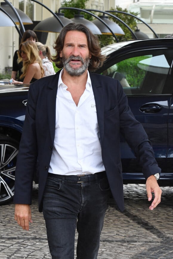 Frédéric Beigbeder à la sortie de l'hôtel "Martinez" lors du 75e Festival International du Film de Cannes, le 22 mai 2022.