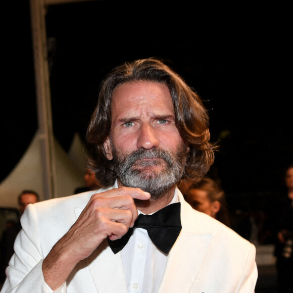 Frédéric Beigbeder - Montée des marches du film "Novembre" lors du 75e Festival International du Film de Cannes, le 22 mai 2022. © Rachid Bellak / Bestimage