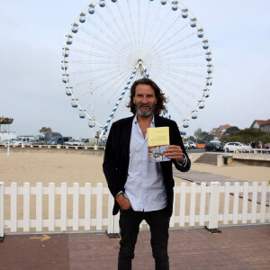 Exclusif - Frédéric Beigbeder - "Un barrage contre l'Atlantique" - Rendez vous littéraire "La plage aux écrivains" à Arcachon, le 1er mai 2022. © Jean-Marc Lhomer/Bestimage