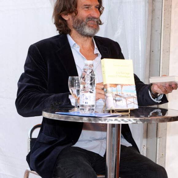 Exclusif - Frédéric Beigbeder - "Un barrage contre l'Atlantique" - Rendez vous littéraire "La plage aux écrivains" à Arcachon, le 1er mai 2022. © Jean-Marc Lhomer/Bestimage