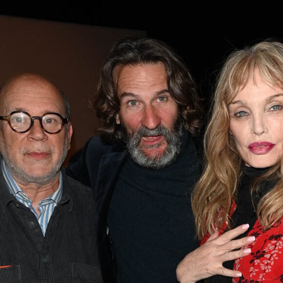 Marc Lambron, Frédéric Beigbeder et Arielle Dombasle - Meeting de solidarité "SOS Ukraine" de Bernard-Henri Lévy au théâtre Antoine à Paris, le 1er mars 2022. © Coadic Guirec / Bestimage