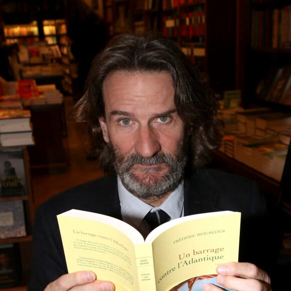 Exclusif - Frédéric Beigbeder dédicace son livre "Un barrage contre l'Atlantique" à la Librairie Galignani à Paris, le 15 janvier 2022. © Bertrand Rindoff Petroff / Bestimage