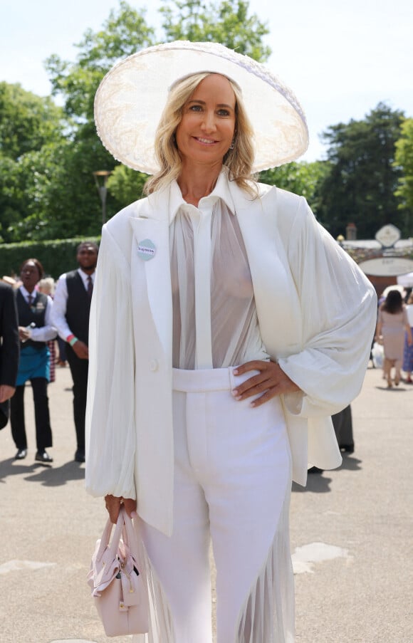 Lady Victoria Hervey, vêtue d'un chemisier transparent, assiste à la journée "Royal Ascot Ladies Day", le 16 juin 2022.
