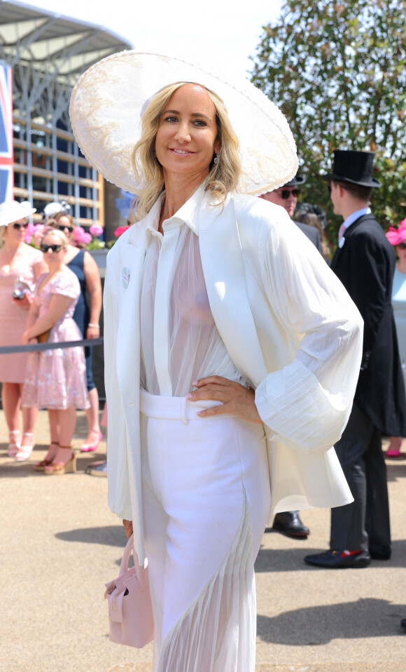 Lady Victoria Hervey, vêtue d'un chemisier transparent, assiste à la journée "Royal Ascot Ladies Day", le 16 juin 2022.