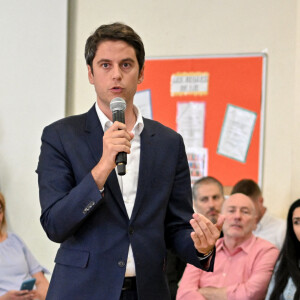 Emmanuelle Wargon, candidate du parti "Renaissance" pour les élections législatives des 12 et 19 juin dans la 8ème circonscription du Val de Marne, lors d'une réunion publique à Charenton-le-Pont, en présence de Gabriel Attal.