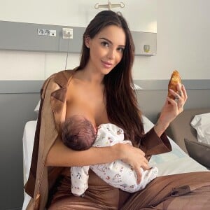Nabilla Benattia en train d'allaiter Leyann, photo Instagram