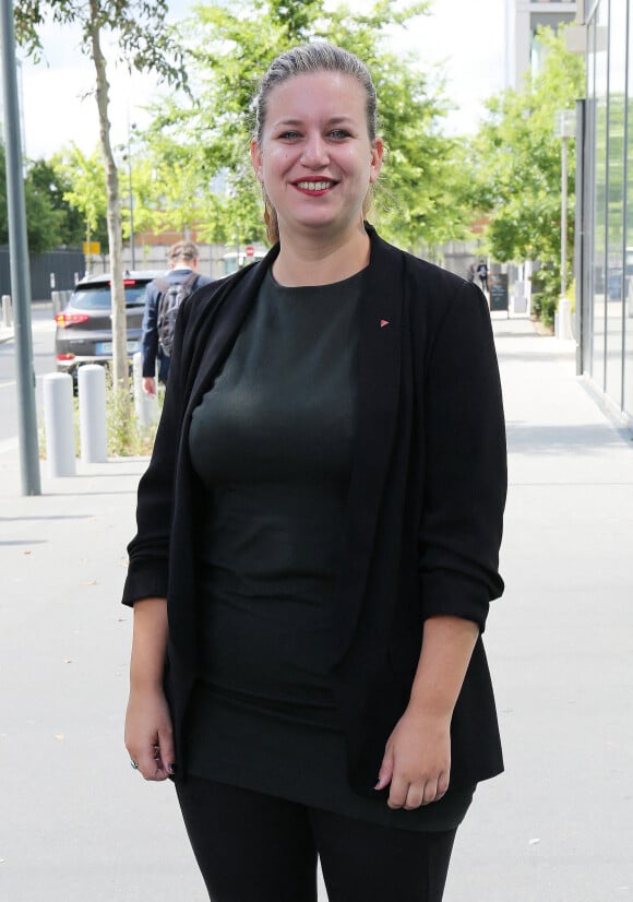 Exclusif - Mathilde Panot, vice-présidente du groupe LFI à l'Assemblée nationale, arrive devant les studios de BFM TV à Paris, le 3 juillet 2020.
