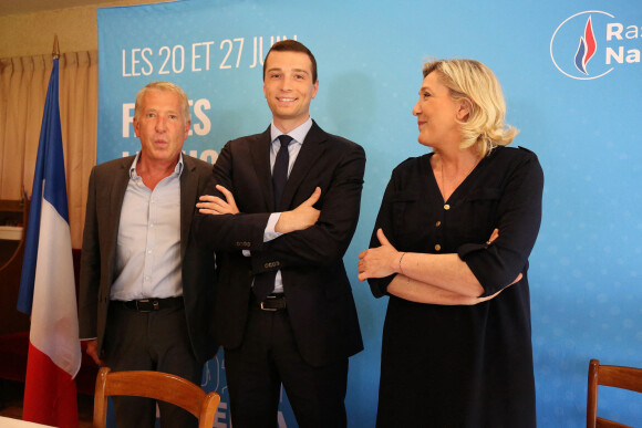 Philippe Ballard, Jordan Bardella, Marine Le Pen - Conférence de presse en soutien à Jordan Bardella tête de liste pour l'élection régionale en île-de-France en présence de Marine Le Pen au Petit Perichois à La Brosse-Montceaux le 18 juin 2021