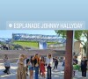 Laeticia Hallyday rend hommage à son défunt époux sur L'Esplanade Johnny Hallyday de Paris. Le 15 juin 2022.