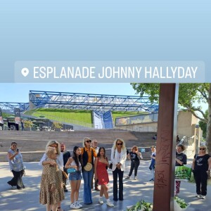 Laeticia Hallyday rend hommage à son défunt époux sur L'Esplanade Johnny Hallyday de Paris. Le 15 juin 2022.