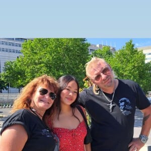Joy Hallyday rend hommage à son papa sur L'Esplanade Johnny Hallyday de Paris. Le 15 juin 2022.