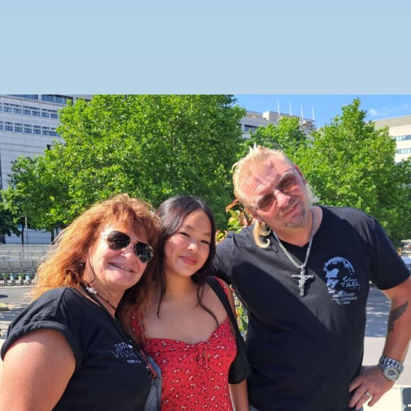 Joy Hallyday rend hommage à son papa sur L'Esplanade Johnny Hallyday de Paris. Le 15 juin 2022.