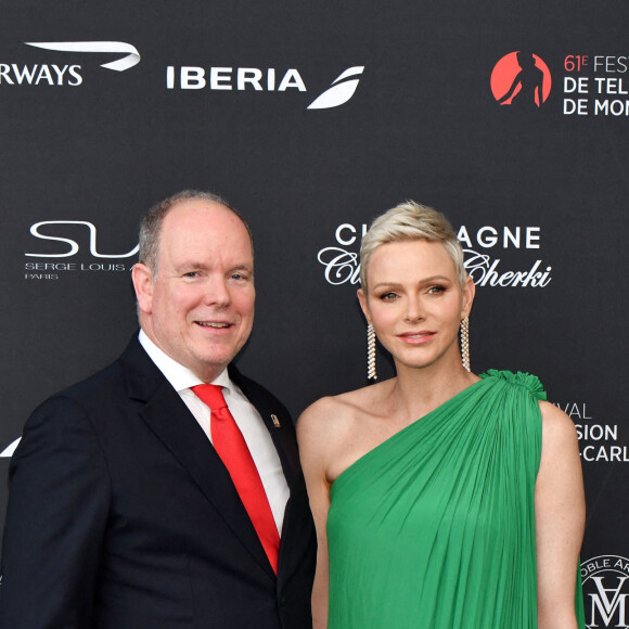 Le prince Albert II de Monaco et sa femme, la princesse Charlene au photocall de la cérémonie d'ouverture de la 61ème édition du Festival de Télévision de Monte-Carlo au Grimaldi Forum, à Monaco, le 17 juin 2022. © Bruno Bebert/Bestimage 
