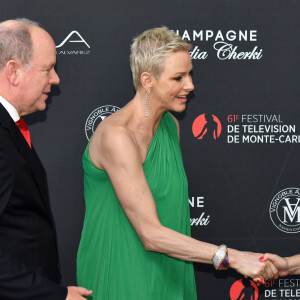 Le prince Albert II de Monaco, la princesse Charlene et Anna Marsh au photocall de la cérémonie d'ouverture de la 61ème édition du Festival de Télévision de Monte-Carlo au Grimaldi Forum, à Monaco, le 17 juin 2022. © Bruno Bebert/Bestimage 