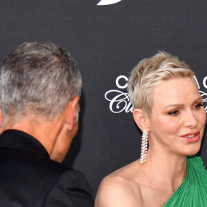 Le prince Albert II de Monaco, la princesse Charlene et Theo Christine qui a reçu la 1ere Nymphe d'Or du meilleur espoir international, au photocall de la cérémonie d'ouverture de la 61ème édition du Festival de Télévision de Monte-Carlo au Grimaldi Forum, à Monaco, le 17 juin 2022. © Bruno Bebert/Bestimage 