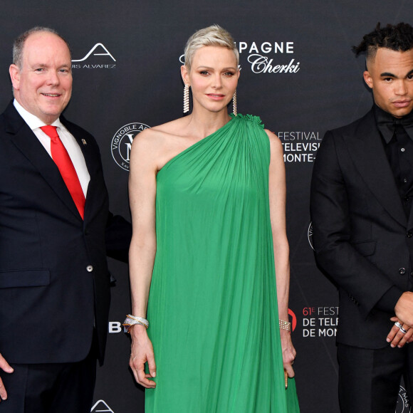 Le prince Albert II de Monaco, la princesse Charlene et Theo Christine qui a reçu la 1ere Nymphe d'Or du meilleur espoir international, au photocall de la cérémonie d'ouverture de la 61ème édition du Festival de Télévision de Monte-Carlo au Grimaldi Forum, à Monaco, le 17 juin 2022. © Bruno Bebert/Bestimage 