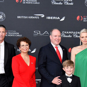 Tom Wlaschiha, Alyth Ross, Matthew Fox, Rola Bauer, le prince Albert II de Monaco, Taylor Fay, la princess Charlene de Monaco, Joanne Froggatt et Dennie Gordon au photocall de la cérémonie d'ouverture de la 61ème édition du Festival de Télévision de Monte-Carlo au Grimaldi Forum, à Monaco, le 17 juin 2022. © Bruno Bebert/Bestimage 