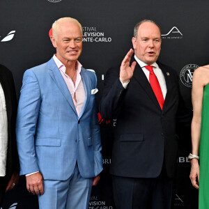 Peric Darko, Neal McDonough, le prince Albert II de Monaco et la princesse Charlene au photocall de la cérémonie d'ouverture de la 61ème édition du Festival de Télévision de Monte-Carlo au Grimaldi Forum, à Monaco, le 17 juin 2022. © Bruno Bebert/Bestimage 