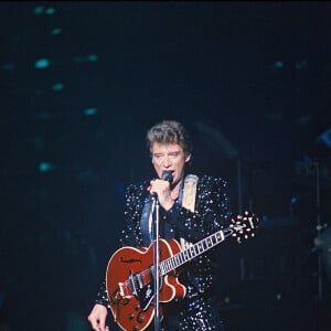 Johnny Hallyday en concert avec sa guitare en 1984 au Zenith