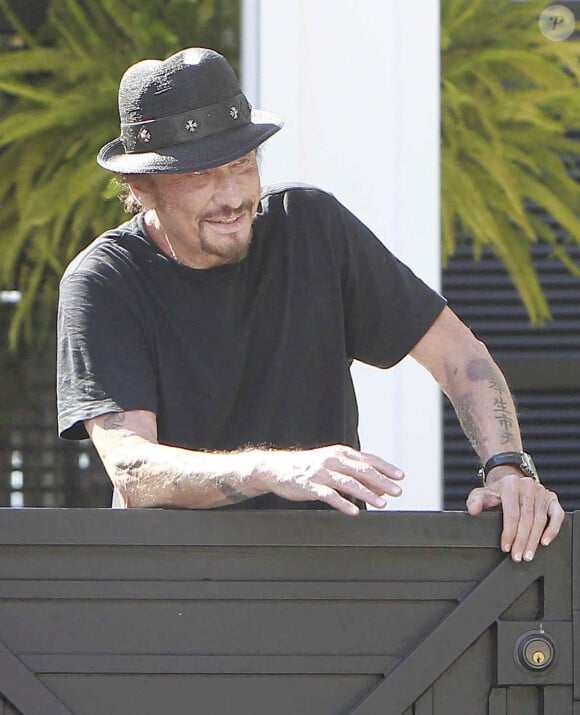 Johnny Hallyday devant sa maison à Pacific Palissades en 2012