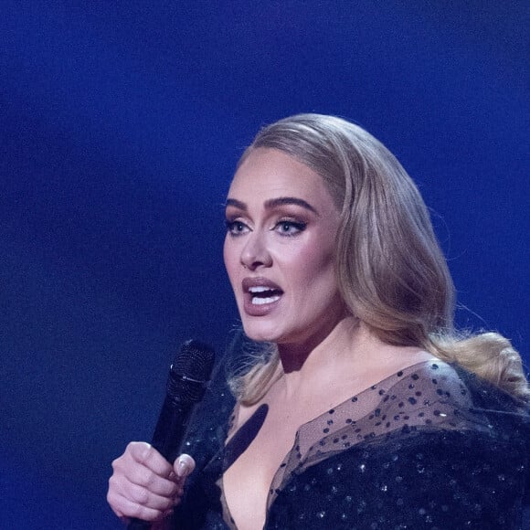 Adele (Meilleur Album, meilleure chanson et meilleure artiste de l'année) - Scène des Brit Awards 2022 à l'O2 Arena à Londres le 8 février 2022.