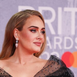 La chanteuse Adele a remporté le prix du meilleur album, de la chanson de l'année et d'artiste de l'année lors de la cérémonie des Brit Awards 2022 à L'O2 à Londres le 8 février 2022. 