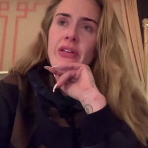 Capture d'écran de Adele, qui annonce le report de ses concerts à Las Vegas. La chanteuse apparait en larmes à l'écran losqu'elle explique pourquoi ses concerts à Las Vegas ne pourront avoir lieu et sont donc reporter, notamment à cause du Covid. Le 20 janvier 2022.