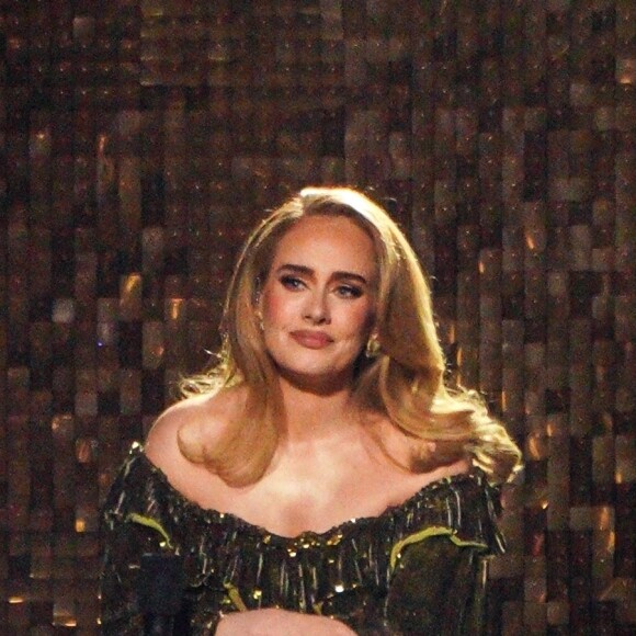 Adele chante sur la scène des Brit Awards 2022 à l'O2 à Londres le 8 février 2022. La star britannique a remporté le prix du meilleur album, de la chanson de l'année et d'artiste de l'année.