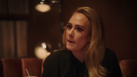 Adele se confie dans une interview à Zane Lowe, à l'occasion de la sortie de son nouvel album. Los Angeles. Le 18 novembre 2021. 