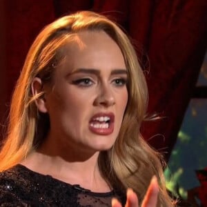 Adele très amaigrie et superbe dans l'émission Saturday Night Live à Los Angeles, le 24 octobre 2020.