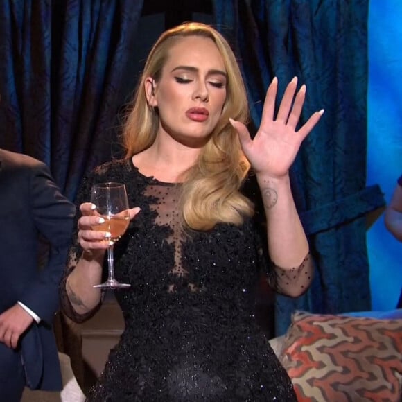 Adele très amaigrie et superbe dans l'émission Saturday Night Live à Los Angeles, le 24 octobre 2020.