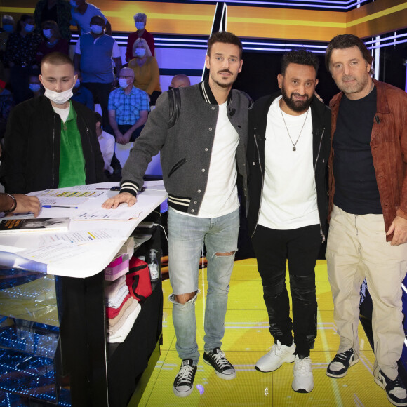 Matt Pokora, Cyril Hanouna, Philippe Lellouche sur le plateau de l'émission TPMP (Touche pas à mon poste) diffusée en direct le 27 septembre 2021 sur C8. © Jack Tribeca / Bestimage 