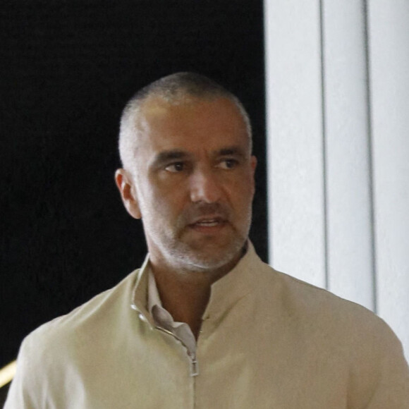 Exclusif - Patrick Antonelli, le mari de la chanteuse A.Bent, quitte le tribunal de grande instance à Nanterre, après avoir reçu le verdict de son procès. Venu avec son sac, au cas où il aurait été incarcéré, Patrick Antonelli est condamné à 4 ans de prison dont deux avec sursis. Il a bénéficié d'un mandat de dépôt différé, ce qui lui a permit de sortir provisoirement libre du tribunal. Le 8 juillet 2020 