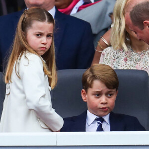 La princesse Charlotte, le prince George et le prince William, duc de Cambridge - La famille royale au balcon du palais de Buckingham lors de la parade de clôture de festivités du jubilé de la reine à Londres le 5 juin 2022. 