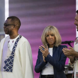 Emmanuel Macron, président de la République, Youssou N'Dour et Brigitte Macron lors de la fête de la musique au palais de l'Elysée à Paris le 21 juin 2022.