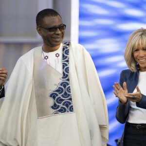 Youssou N'Dour, Brigitte Macron (veste en cuir Jitrois) et Charlie Winston lors de la fête de la musique au palais de l'Elysée à Paris le 21 juin 2022