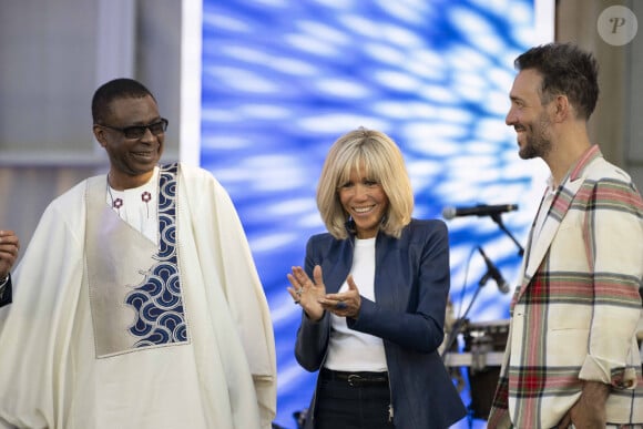 Youssou N'Dour, Brigitte Macron (veste en cuir Jitrois) et Charlie Winston lors de la fête de la musique au palais de l'Elysée à Paris le 21 juin 2022