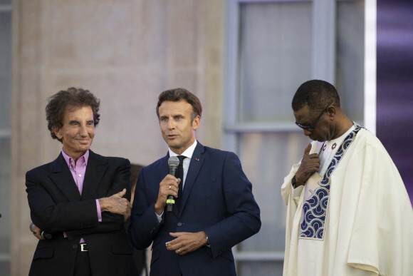 Jack Lang, Emmanuel Macron, président de la République et Youssou N'Dour lors de la fête de la musique au palais de l'Elysée à Paris le 21 juin 2022