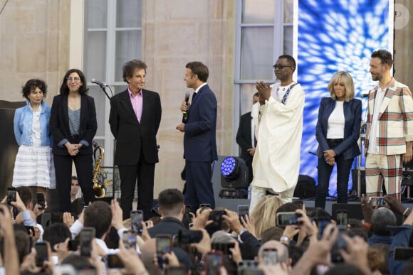 Rima Abdul-Malak, ministre de la Culture, Jack Lang, Emmanuel Macron, président de la République, Youssou N'Dour, Brigitte Macron et Charlie Winston lors de la fête de la musique au palais de l'Elysée à Paris le 21 juin 2022
