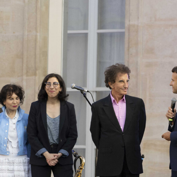 Rima Abdul-Malak, ministre de la Culture, Jack Lang, Emmanuel Macron, président de la République, Youssou N'Dour, Brigitte Macron et Charlie Winston lors de la fête de la musique au palais de l'Elysée à Paris le 21 juin 2022