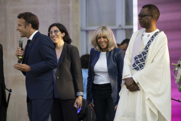 Emmanuel Macron, président de la République, Rima Abdul-Malak, ministre de la Culture, Brigitte Macron (veste en cuir Jitrois) et Youssou N'Dour lors de la fête de la musique au palais de l'Elysée à Paris le 21 juin 2022